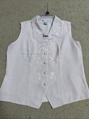 Sleeveless Embroidered Button-Front Blouse - Light Pink